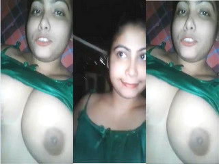 Hot Desi Girl Shows her Boobs