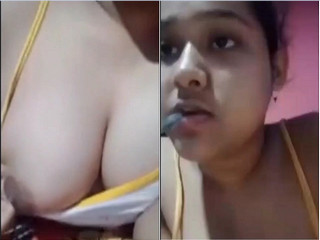 Cute Desi Girl Shows her Boobs