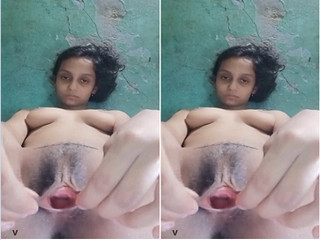 Desi Girl Shows her Pussy