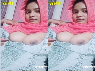 Sexy Bangla Girl Showing Her Boobs